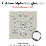 Eine Produktgrafik für Calcium-Alpha-Ketoglutarat von Nutri Avenue. Das Bild zeigt ein detailliertes Moleküldiagramm des Calcium-gebundenen Anions, eine kleine kreisförmige Einlage mit dem weißen Pulverpräparat und den Hinweis „Nur für Forschungszwecke“. 