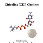 Ein Molekülmodell und eine kreisförmige Probe von weißem Citicolin-Pulver (CDP-Cholin).